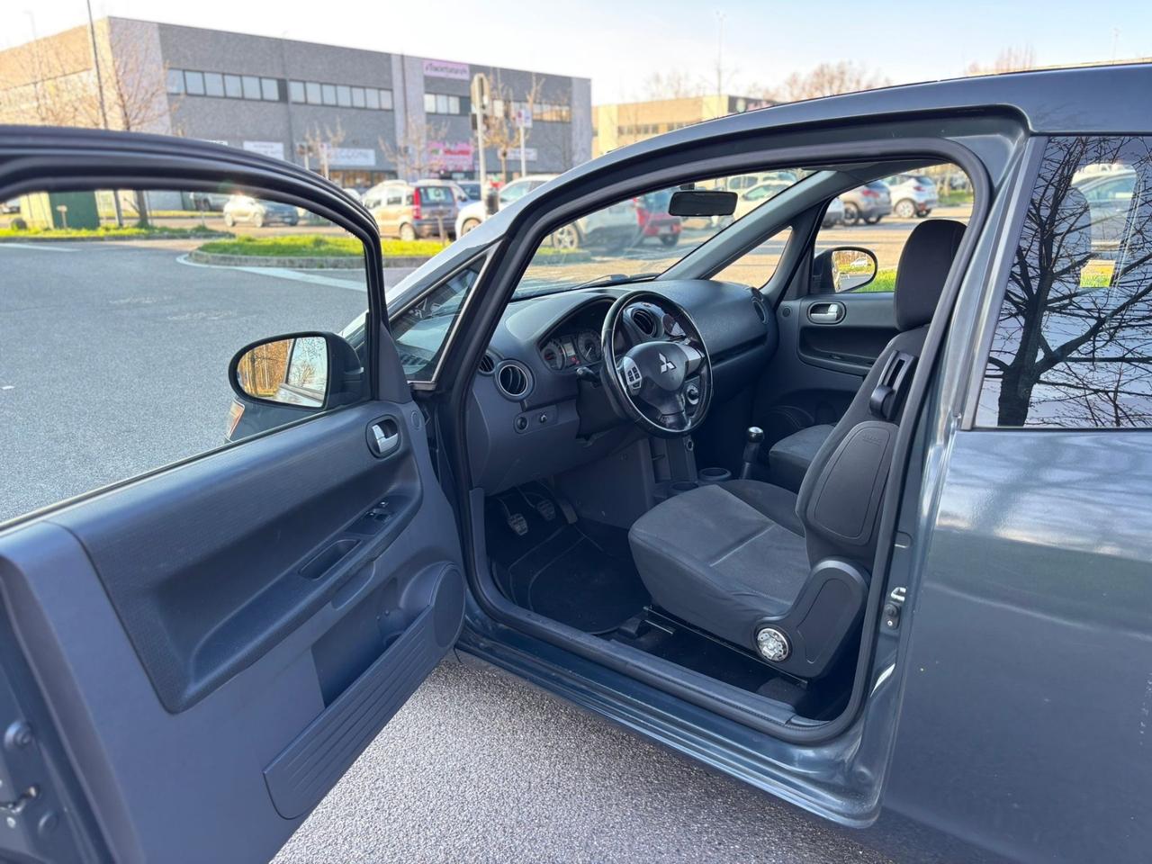 Mitsubishi Colt 1.1 12V 3p. Invite