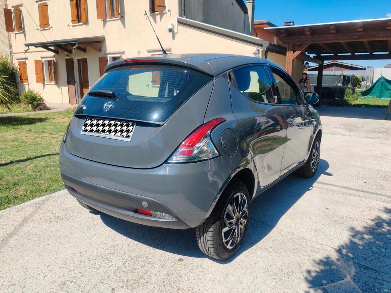 Lancia Ypsilon 0.9 TwinAir 85 CV 5 porte Metano 2015