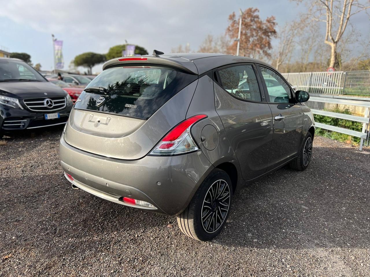 Lancia Ypsilon 1.0 FireFly Hybryd Gold