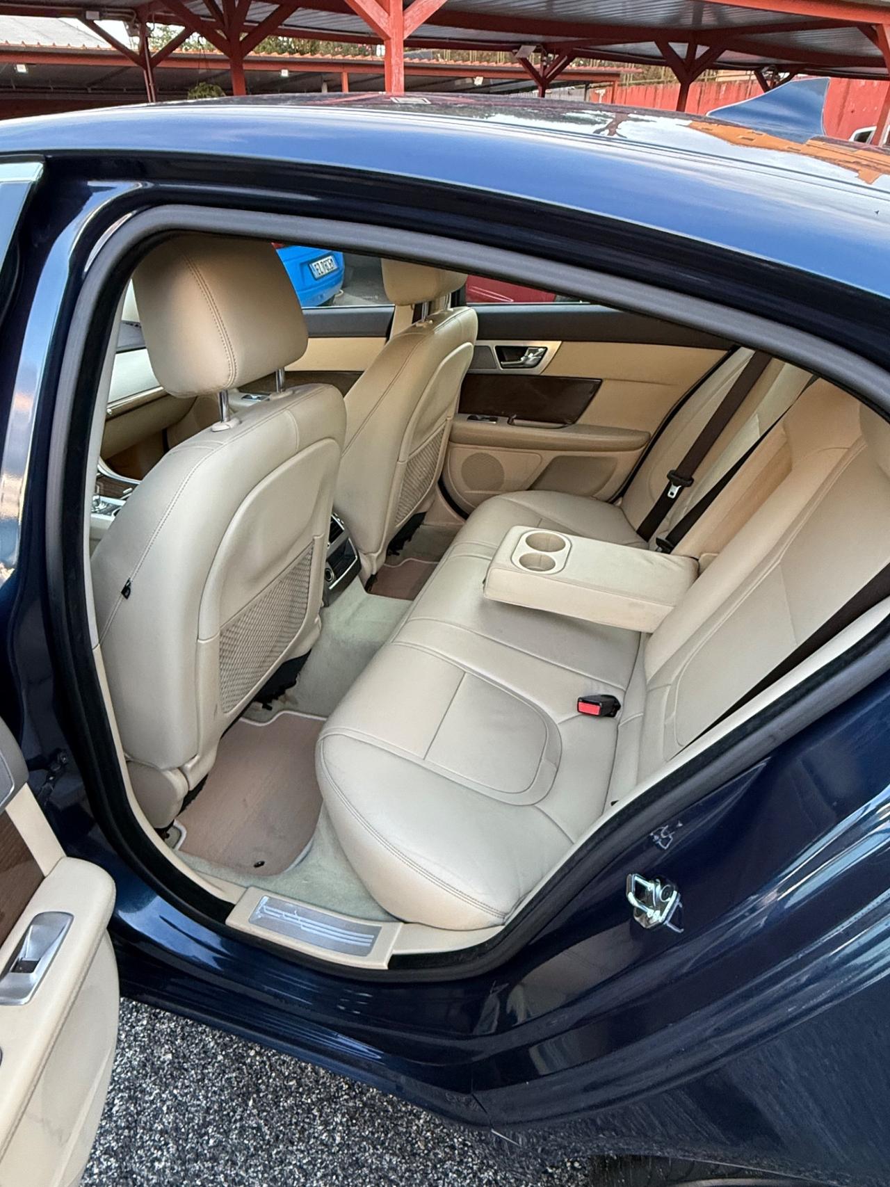 XF 3.0 D V6 Premium Luxury-unipro-rate-garanzia-