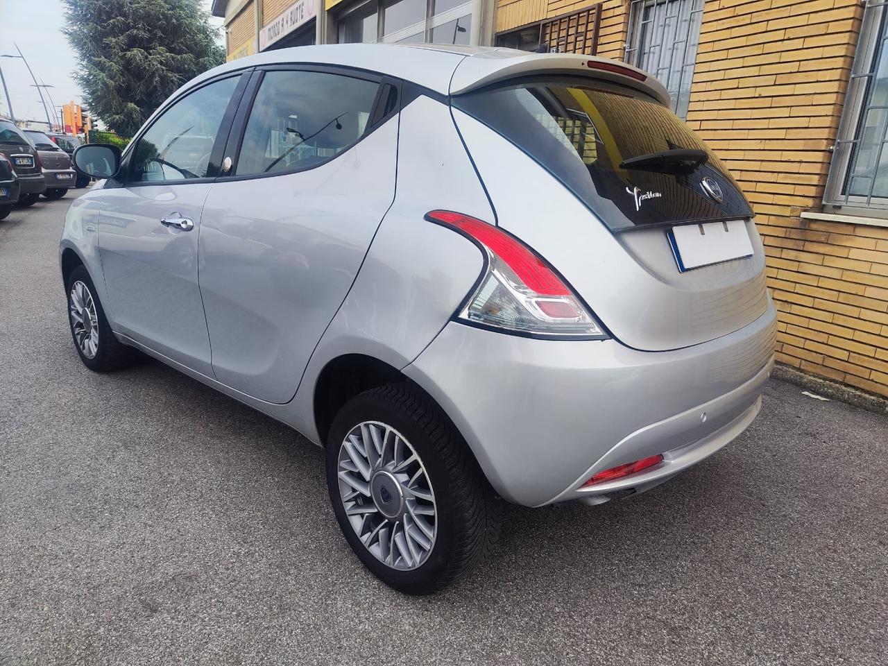 Lancia Ypsilon 0.9 TwinAir 85 CV 5 porte Metano Ecochic Silver