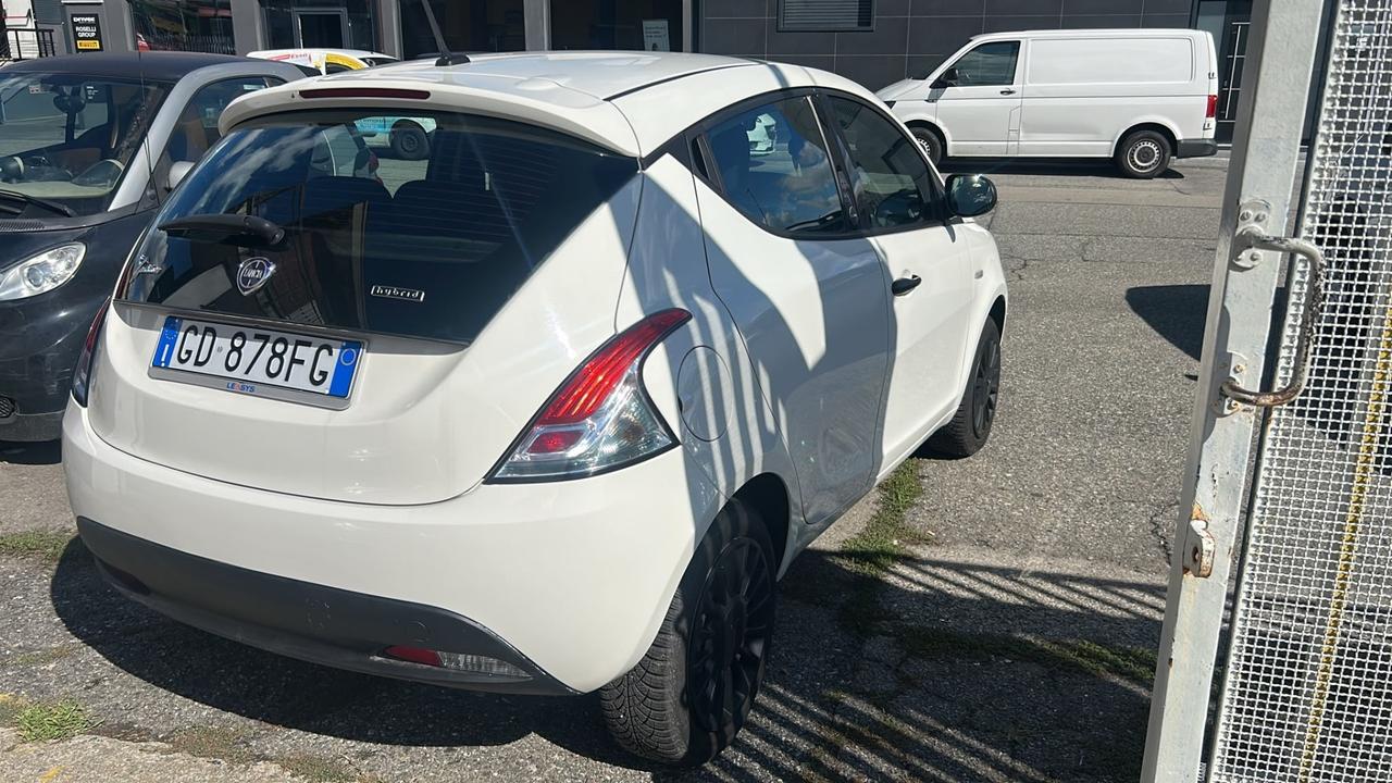 Lancia Ypsilon 1.0 FireFly 5 porte S&S Hybrid Ecochic Silver