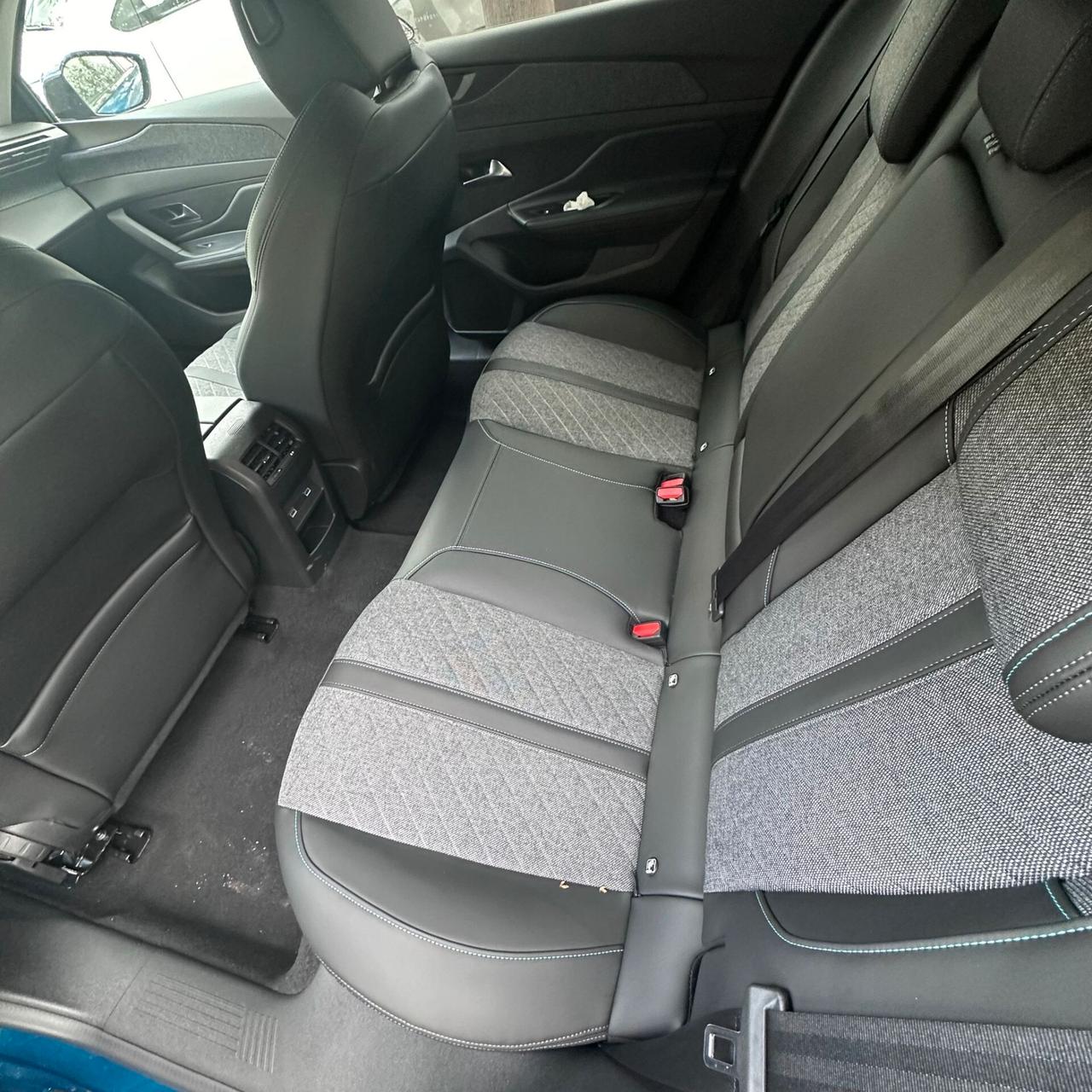 Peugeot 408 Hybrid 180 e-EAT8 Allure