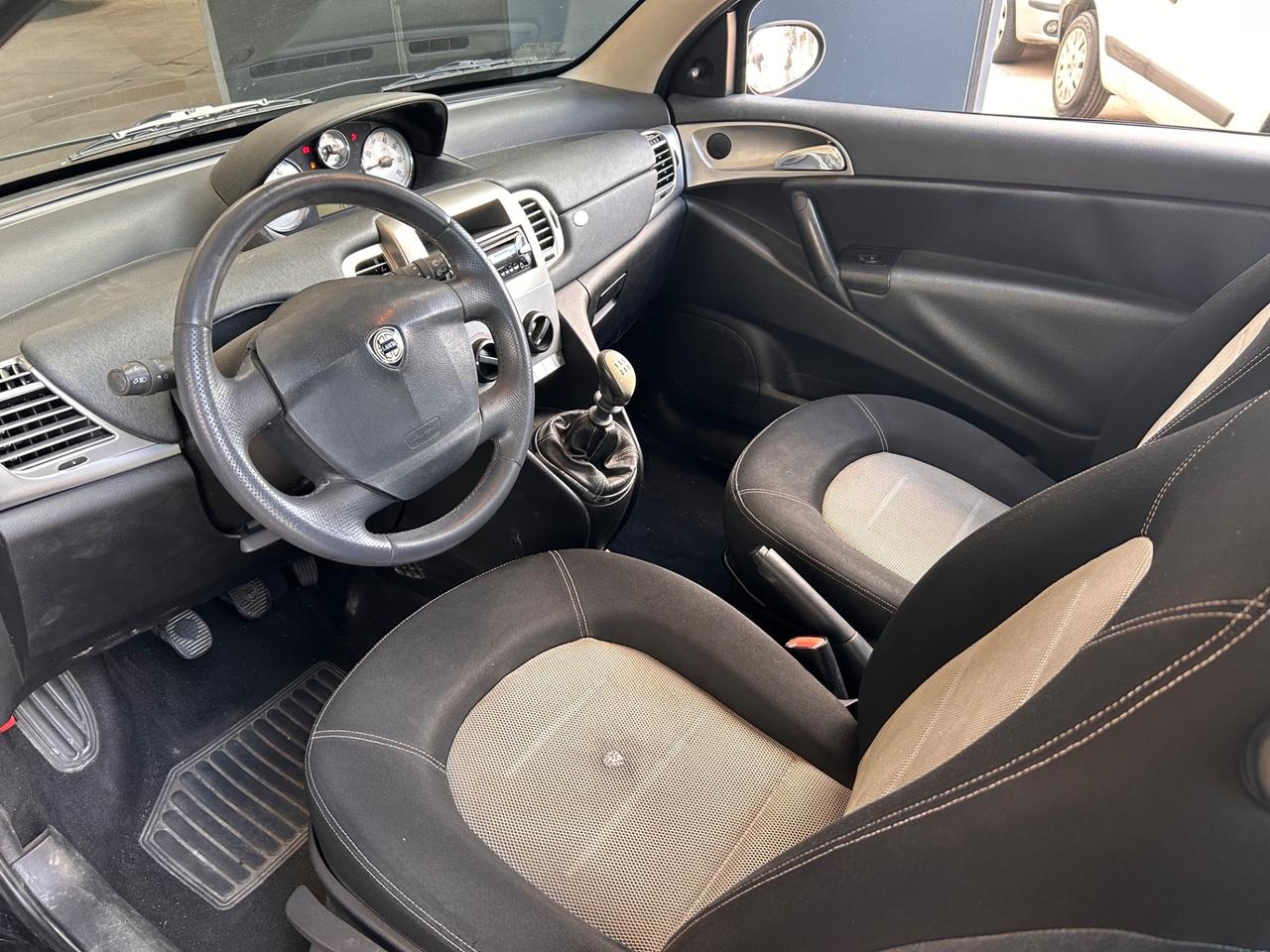 Lancia Ypsilon Momo 1200 neopatentati