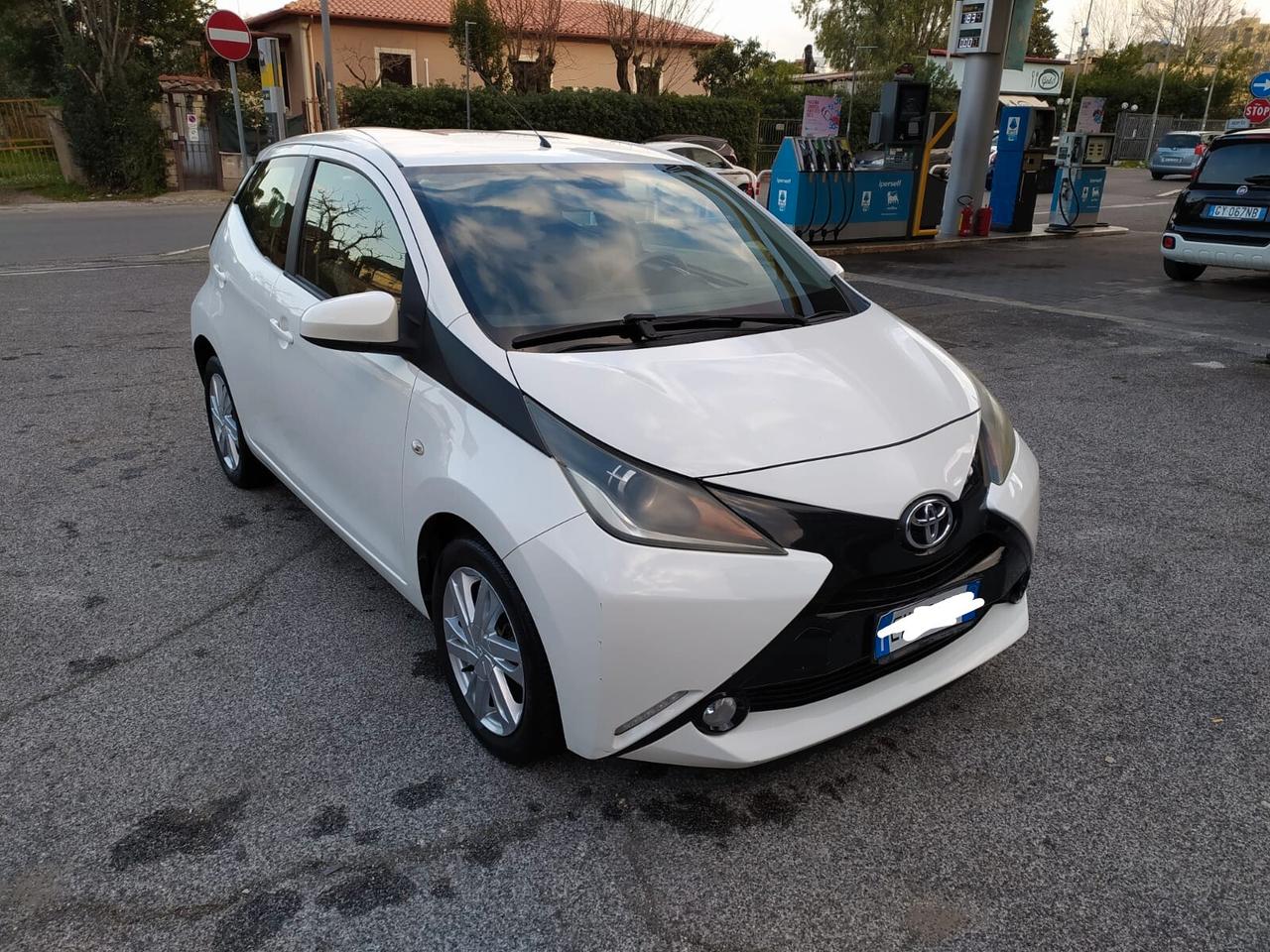 Toyota Aygo 1.0 x-play offerta del mese