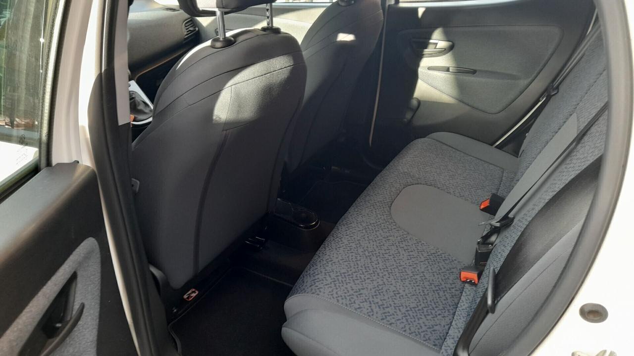 Lancia Ypsilon 1.0 FireFly 5 porte S&S Hybrid Silver A 169€ AL MESE