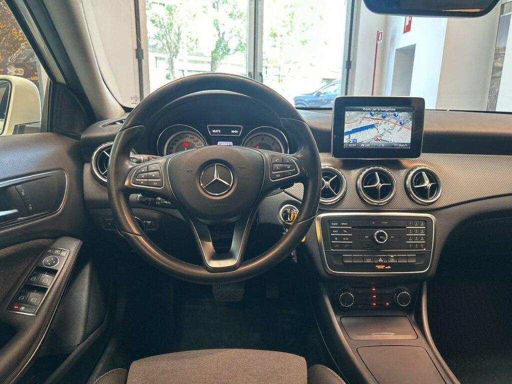 Mercedes GLA 180 180 Business 7G-DCT