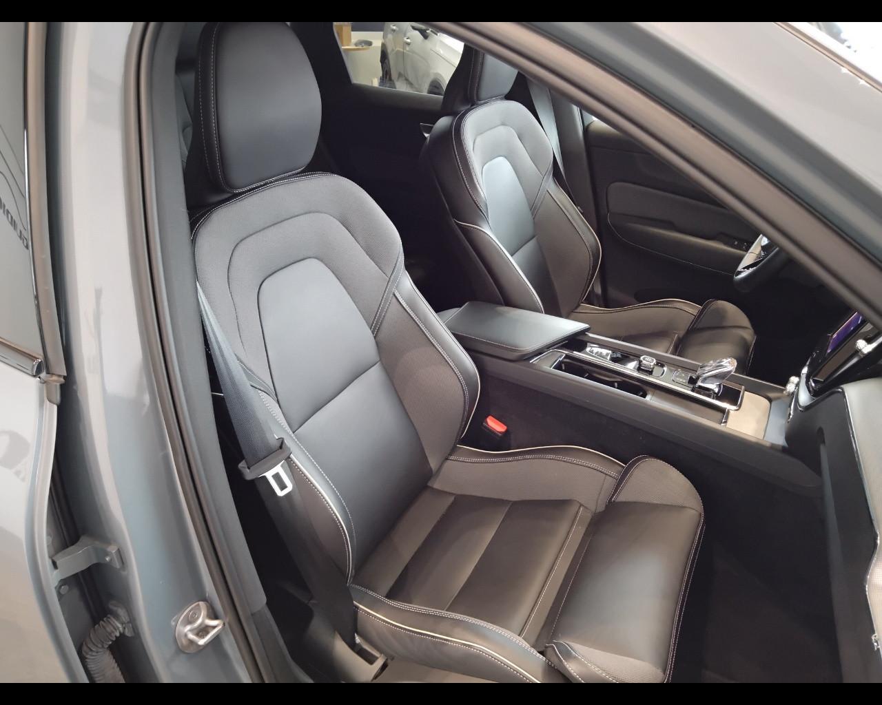 VOLVO XC60 II 2022 - XC60 2.0 b4 Plus Dark auto