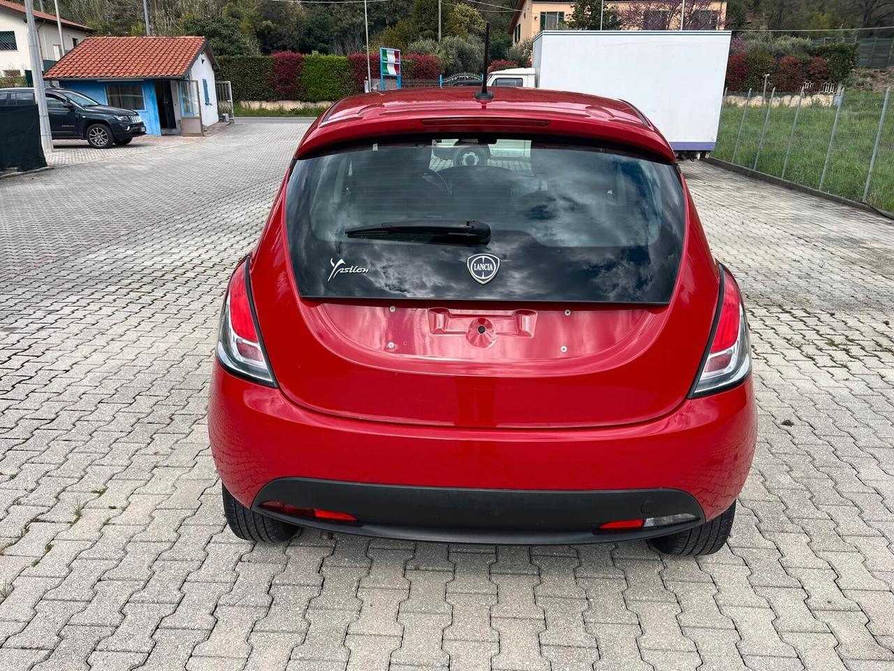 Lancia Ypsilon 1.0 FireFly 5 porte S&S Hybrid Ecochic Silver