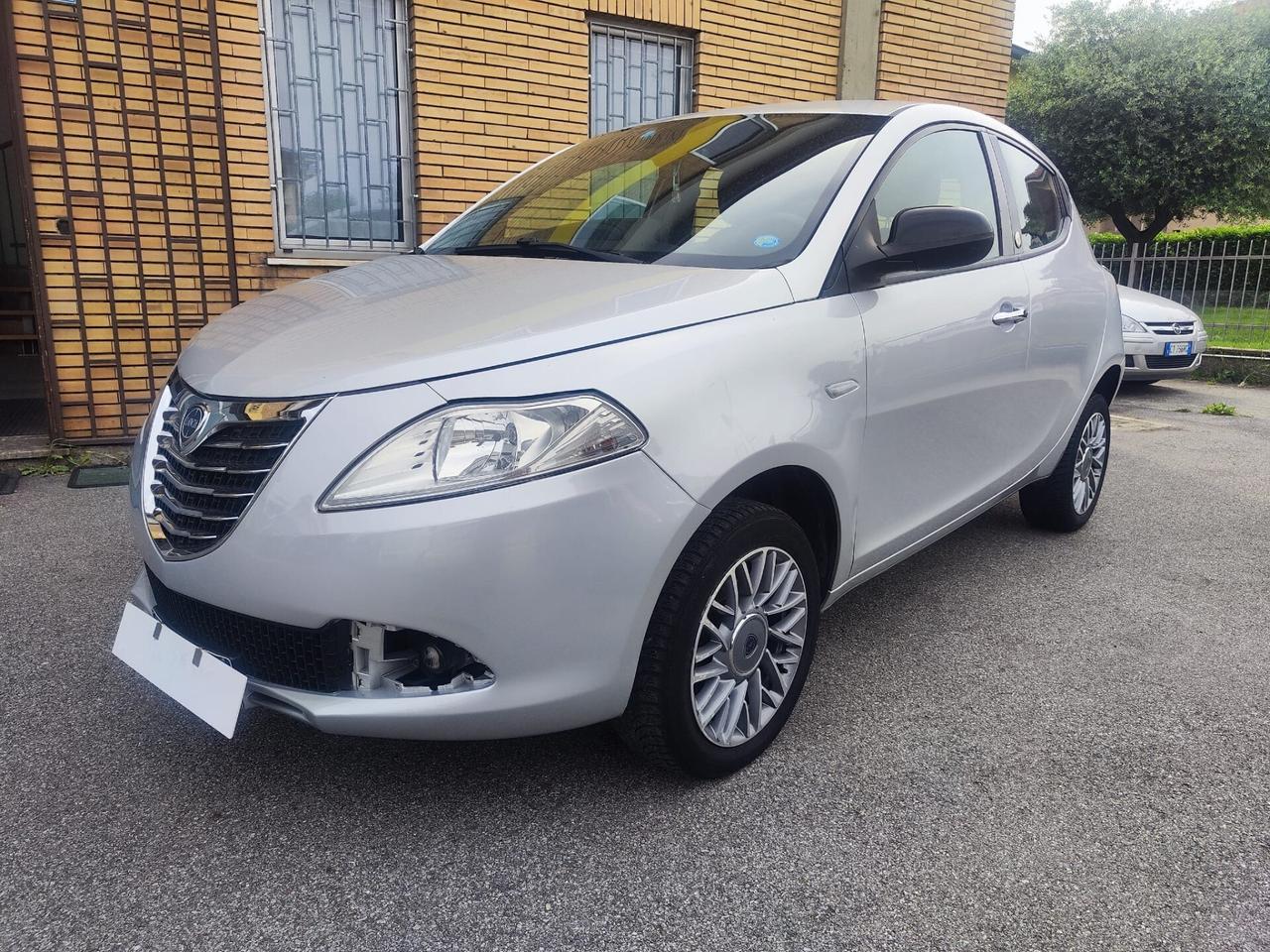 Lancia Ypsilon 0.9 TwinAir 85 CV 5 porte Metano Ecochic Silver