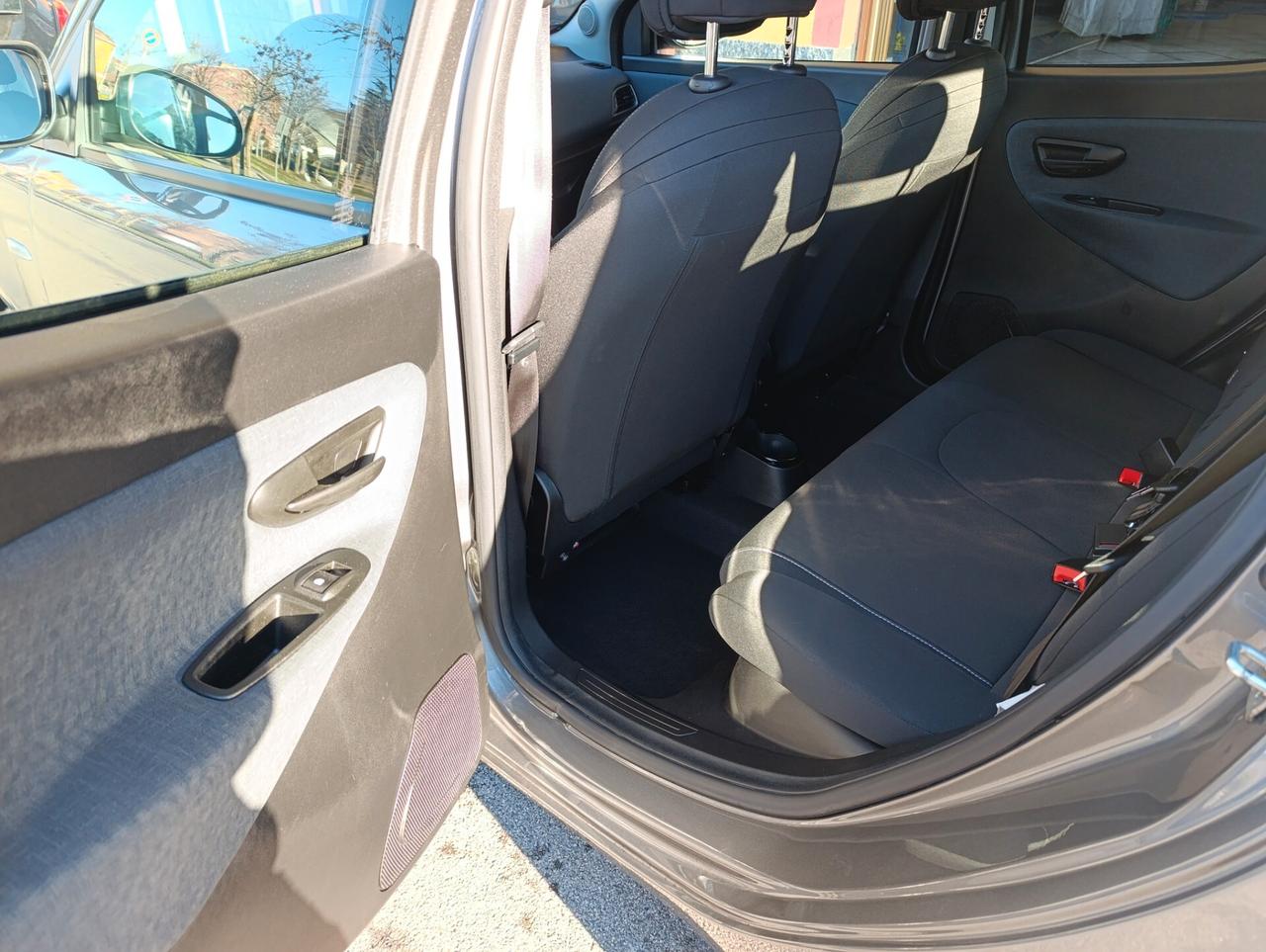 Lancia Ypsilon 1.0 S&S Hybrid Gold --6000 km--