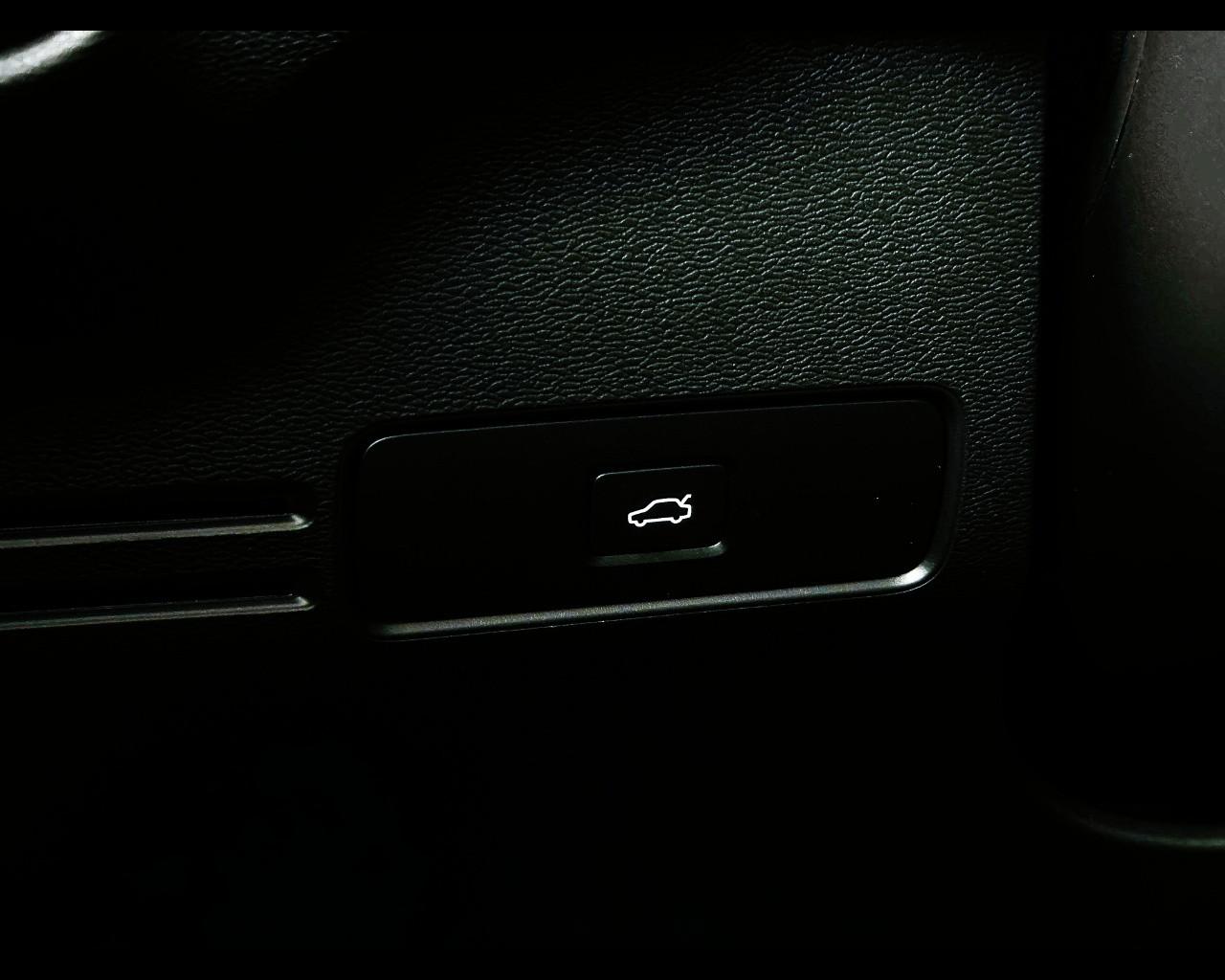 VOLVO XC40 Plus Dark B4 AUT
