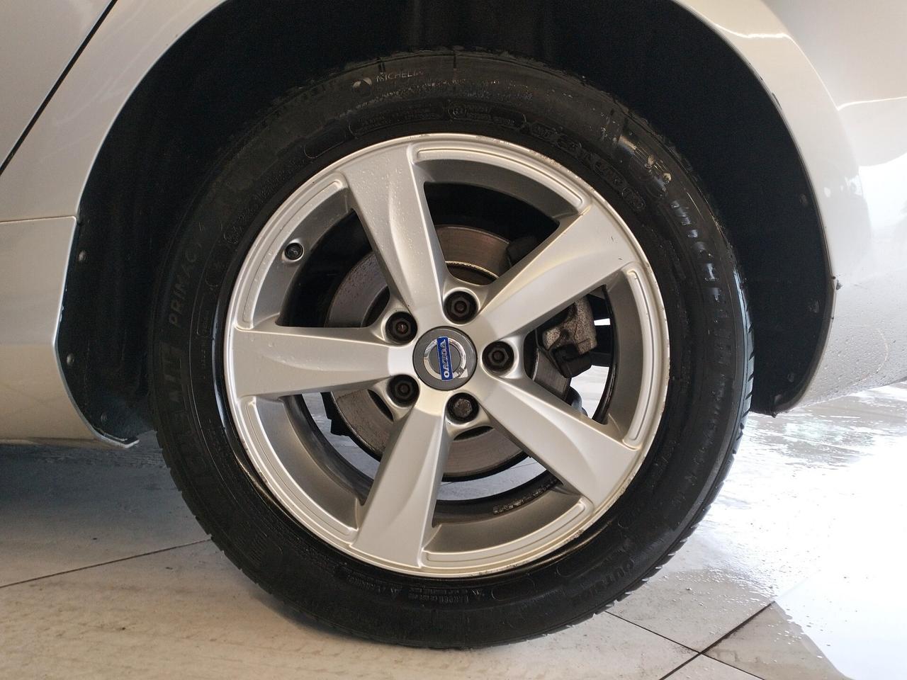 Volvo V40 D2 1.6 Momentum - NEOPATENTATI