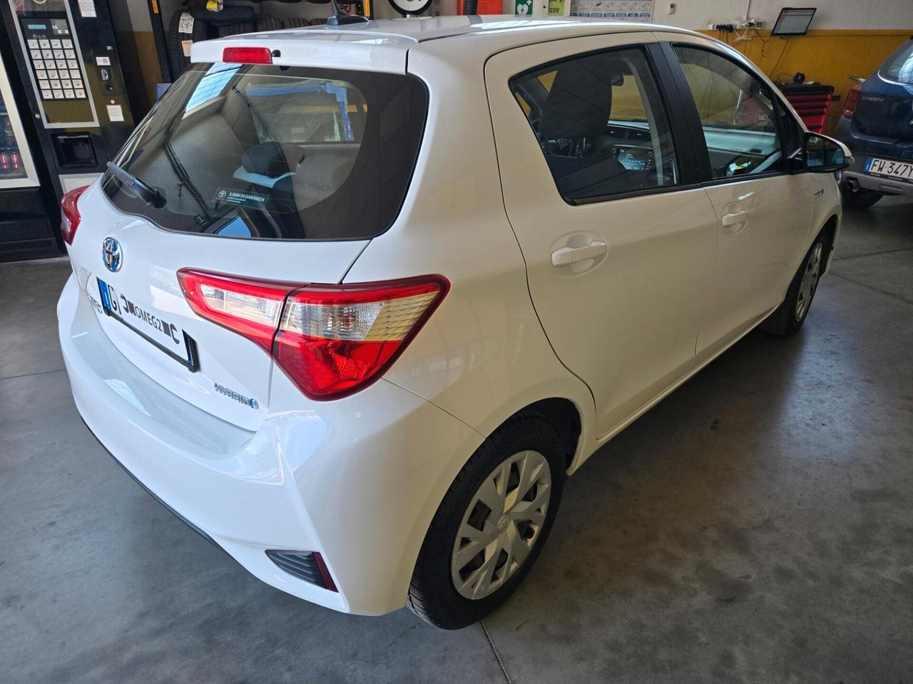 Toyota Yaris 1.5 Hybrid Business IVA ESPOSTA
