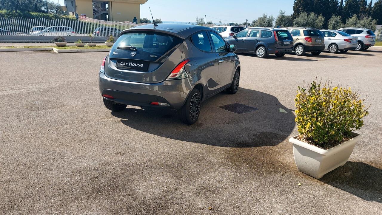 Lancia Ypsilon 1.0 FireFly 5 porte S&S Hybrid Ecochic Silver