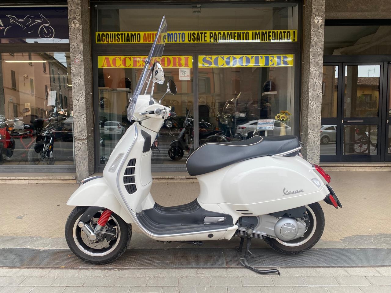 Piaggio Vespa 300 GTS anno 2017 km 11000 COME NUOVA!
