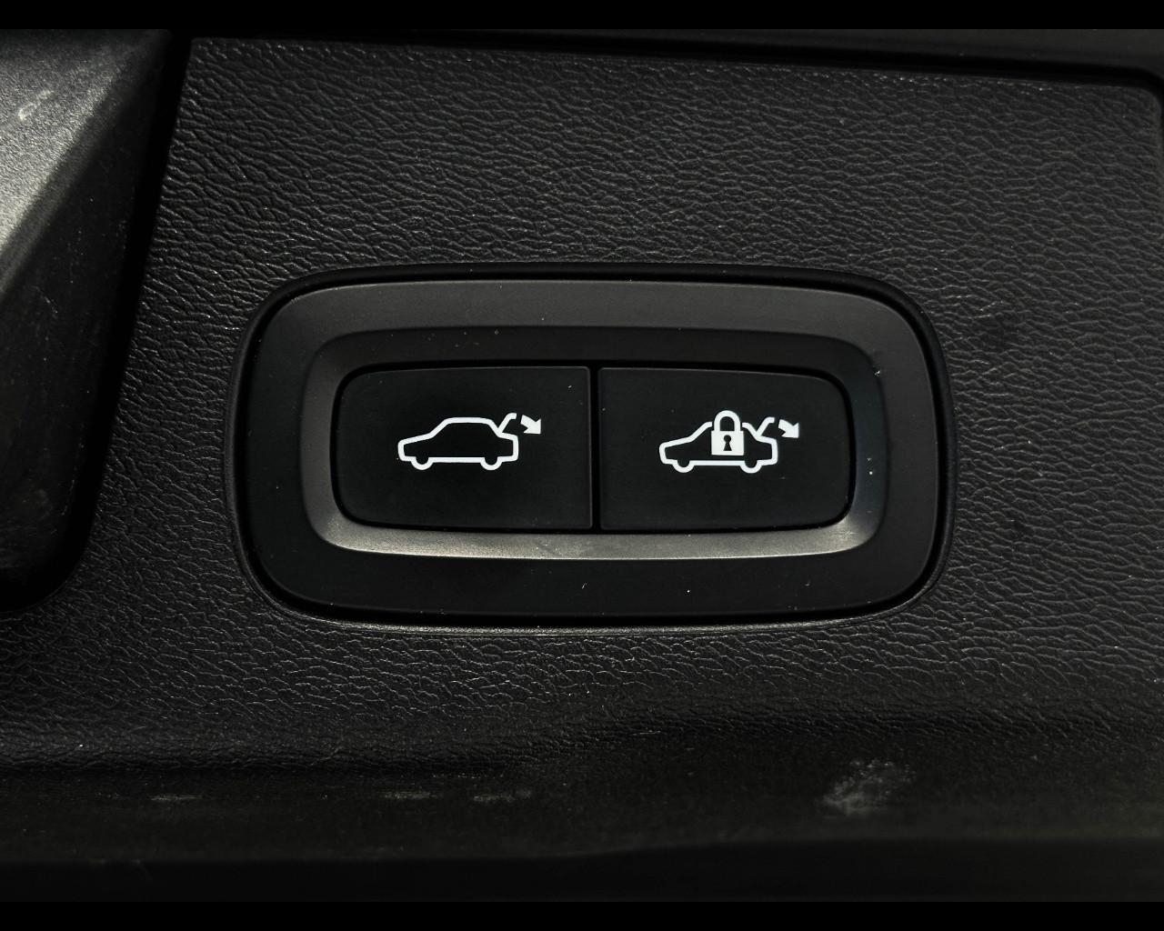 VOLVO XC60 B4 (d) AWD Geartronic Momentum Pro