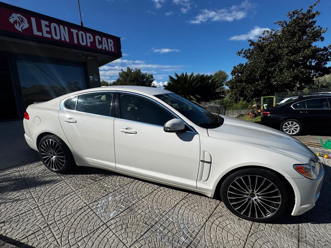 Jaguar XF 2.7D V6 Premium Luxury tagliandata e fatta distribuzione
