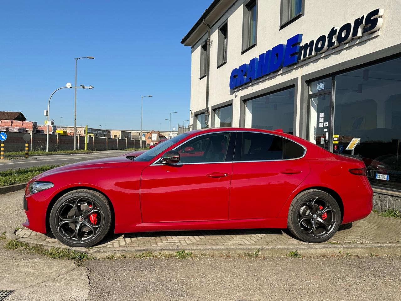 Alfa Romeo Giulia 2.0 Turbo 200 CV AT8 dettagli in Carbonio