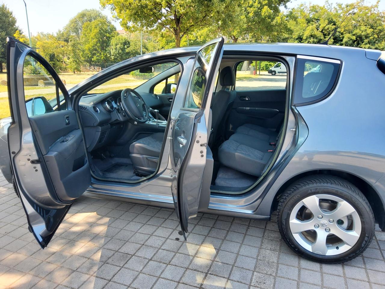 Peugeot 3008 1.6 e-HDi 112CV cambio robotizzato Stop&Start Active