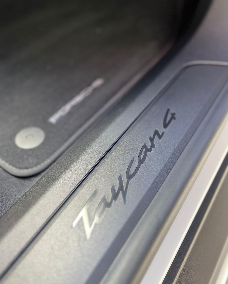 PORSCHE - Taycan