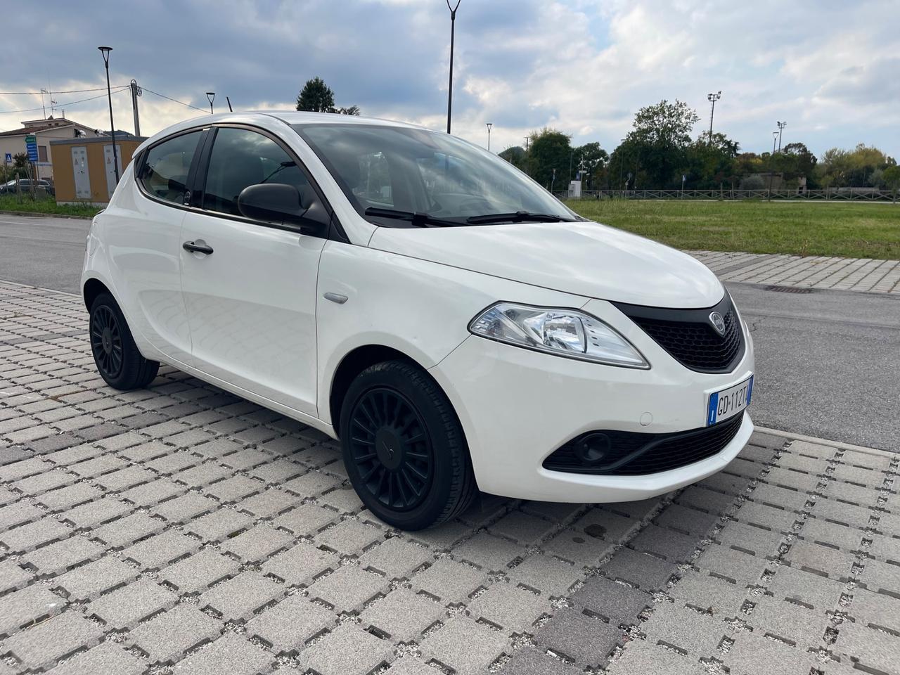 Lancia Ypsilon 1.0 FireFly 5 porte S&S Hybrid Ecochic Gold