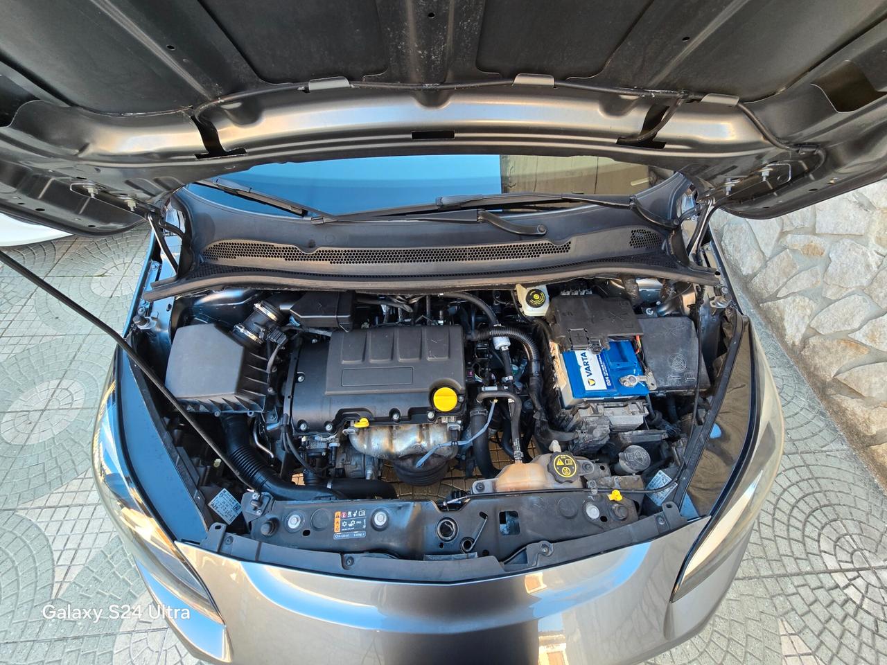 Opel Corsa 1.2 Coupé b-Color