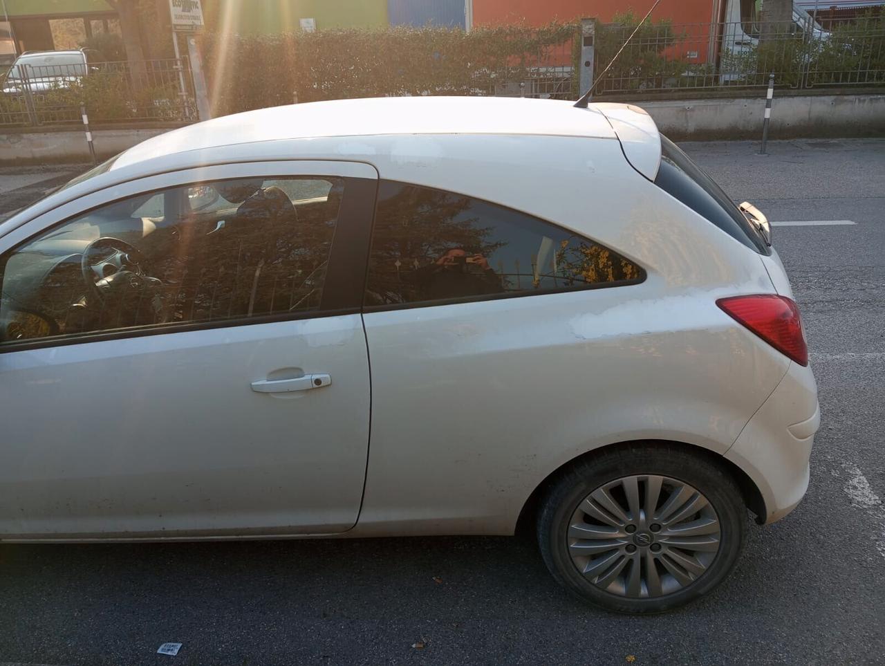 Opel Corsa 1.2 3 porte b-color
