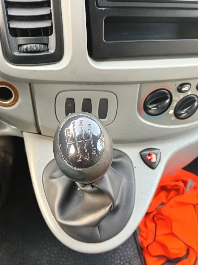 Opel Vivaro 27 1.9 DTI 8 posti + gancio traino