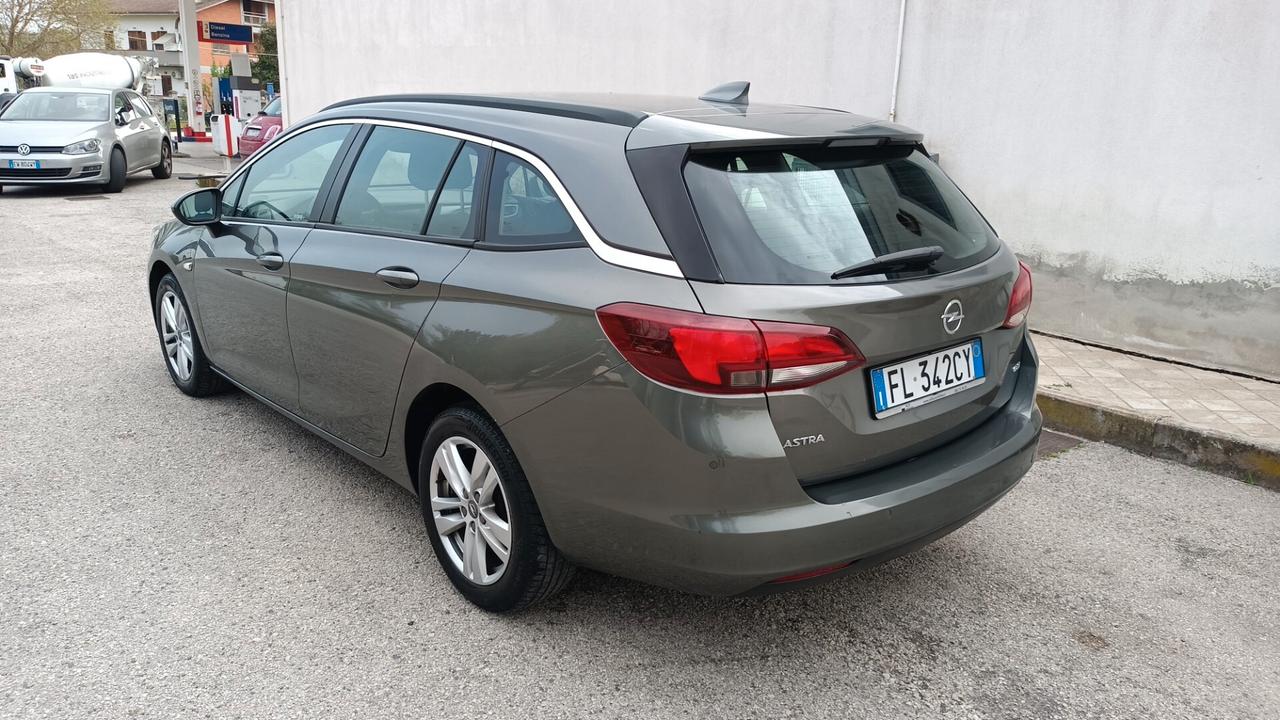 Opel Astra 1.6 Diesel anno 2017 navigatore