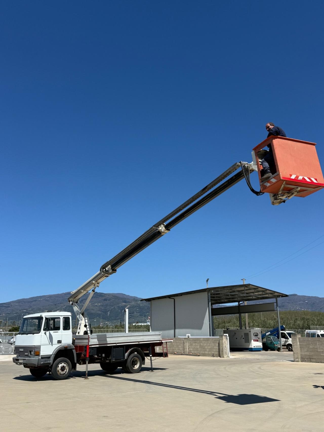 Iveco 115-17 PIATTAFORMA BIZZOCCHI 18 Mt