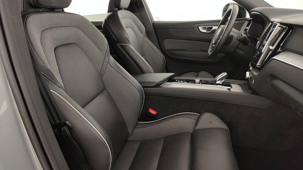 VOLVO XC60 2.0 b5 Plus Dark awd auto