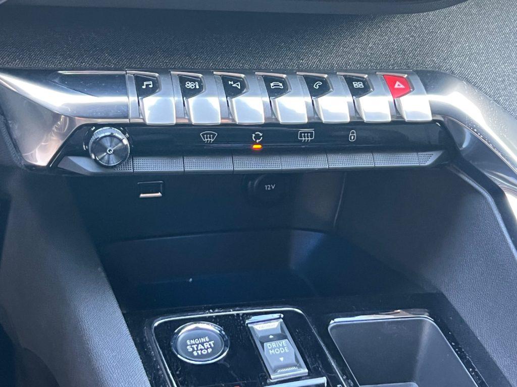 Peugeot 5008 BlueHDi 130 S&S EAT8 Allure Pack da€259,00 mensili