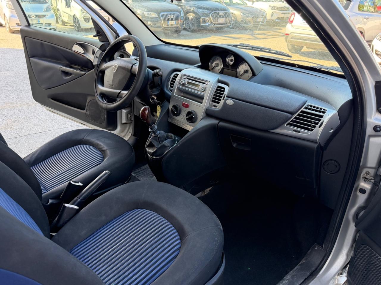 Lancia Ypsilon 1.2 versus