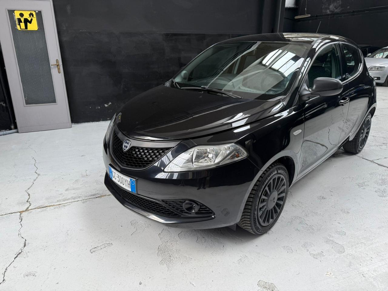 Lancia Ypsilon 1.0 FireFly 5 porte S&S Hybrid Ecochic Silver