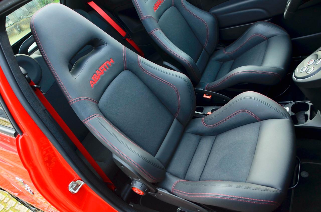 ABARTH 595C 1.4 T-JET ESSEESSE 180cv AUT, PARI AL NUOVO, UFF ITALIANA, AKRAPOVIC, SEDILI IN CARBONIO, 17", PERMUTE