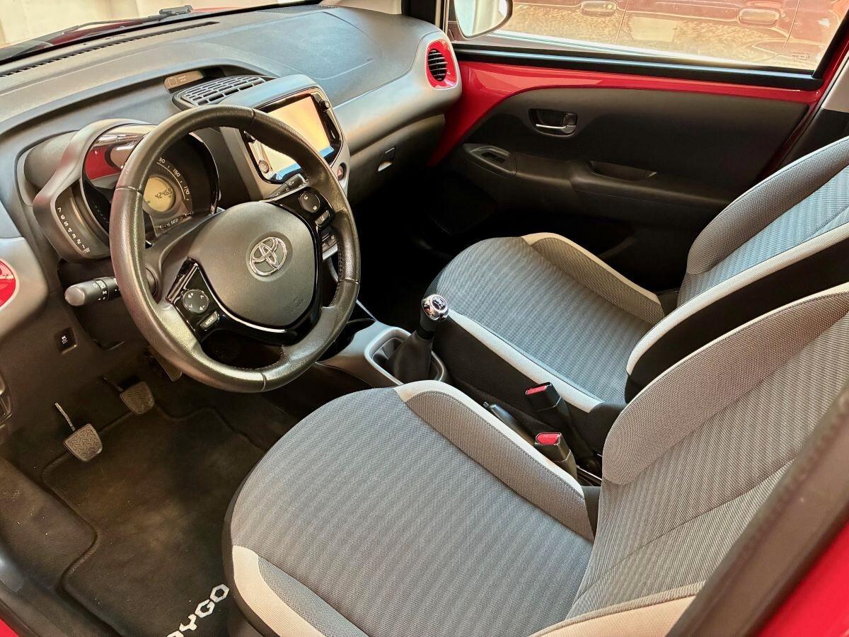 Toyota Aygo Connect 1.0 VVT-i 72 CV 5 porte x-clusiv red style