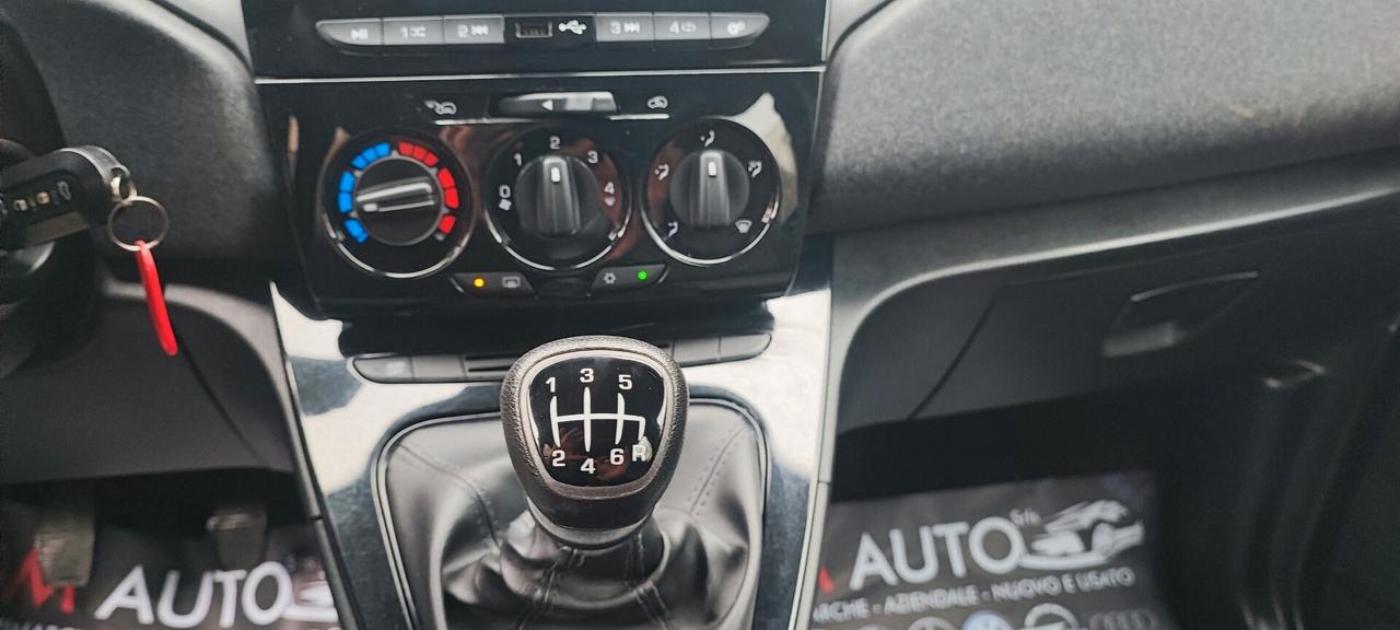 Lancia Ypsilon 1.0 Hybrid Ecochic silver 11/2020