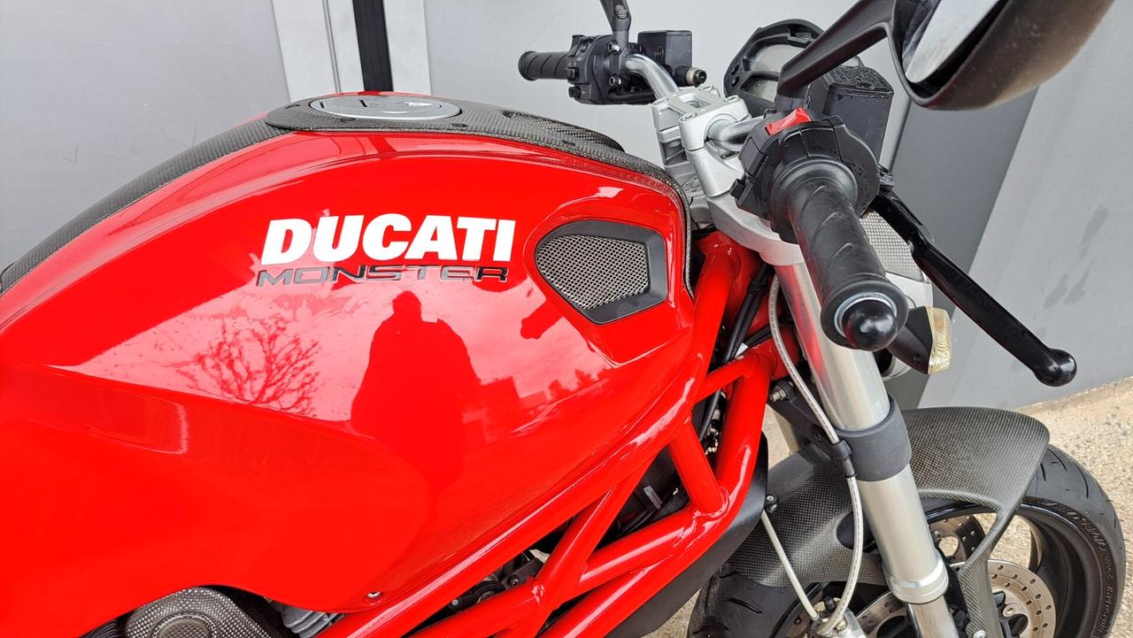 Ducati monster 696