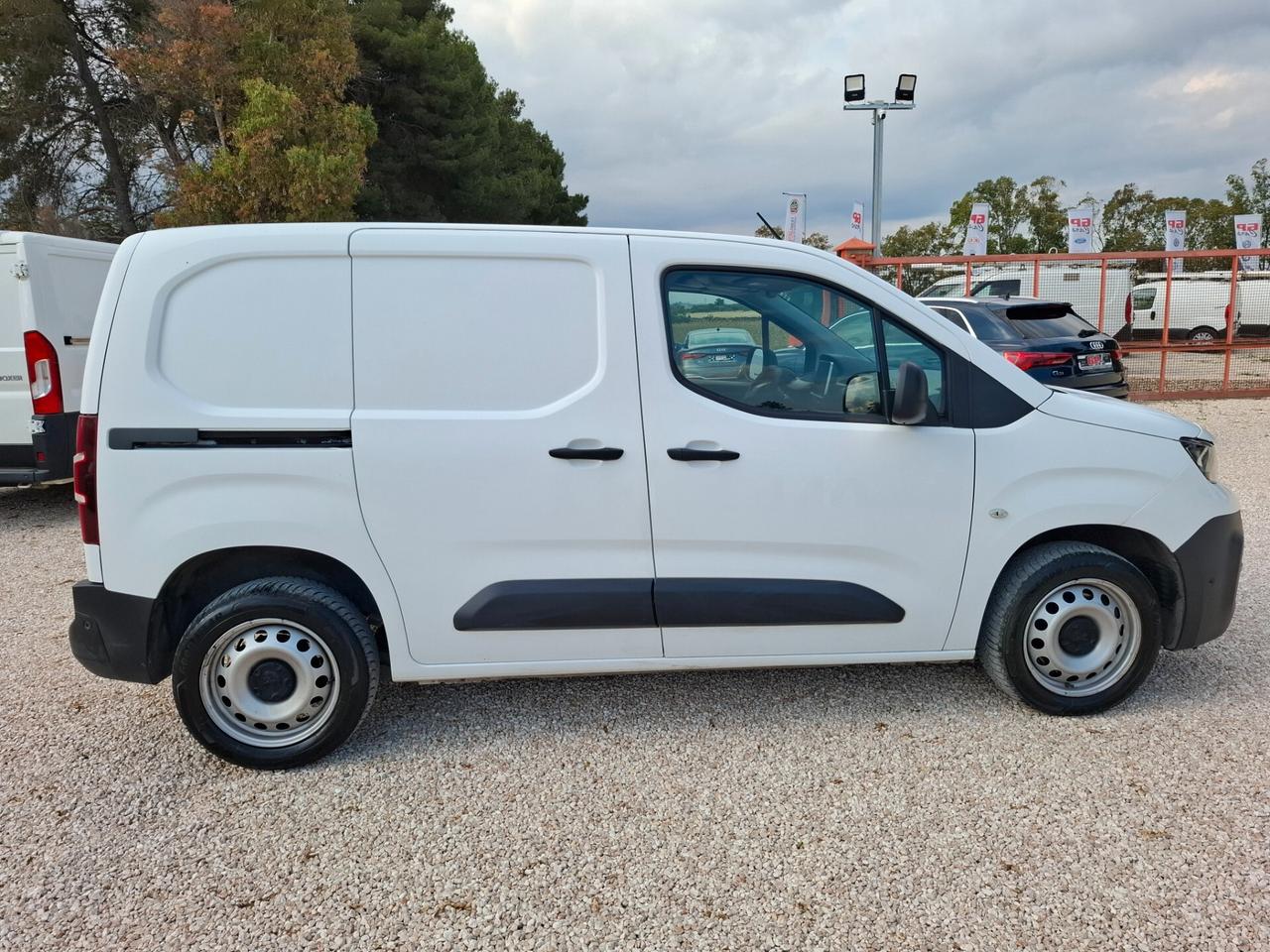 Peugeot Partner BlueHDi 100cv 3 POSTI - 1000Kg di PORTATA