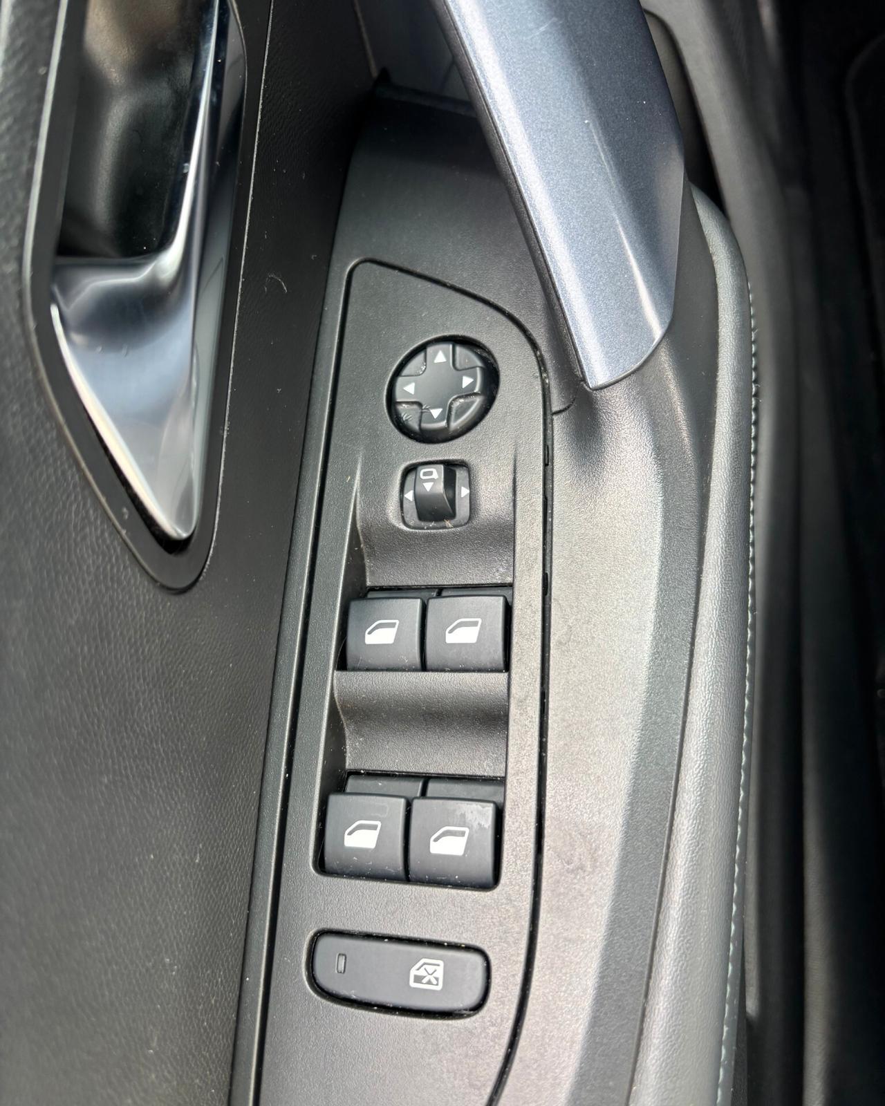 Peugeot 2008 1.2 130HP S&S EAT8 Allure