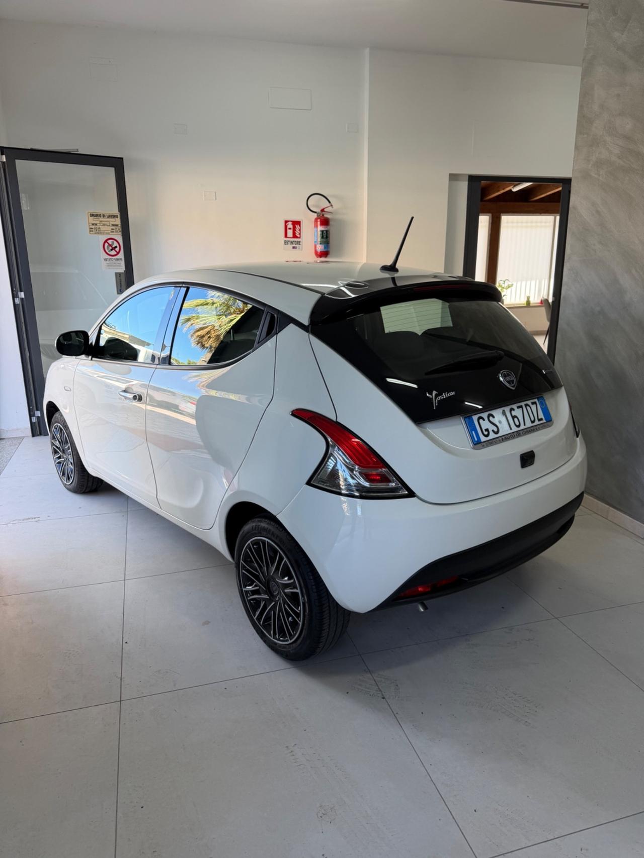 Lancia Ypsilon 1.0 Hibrid GPL