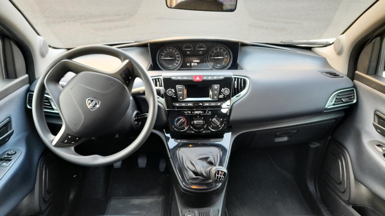 Lancia Ypsilon 1.0 FireFly 5 porte S&S Hybrid Silver