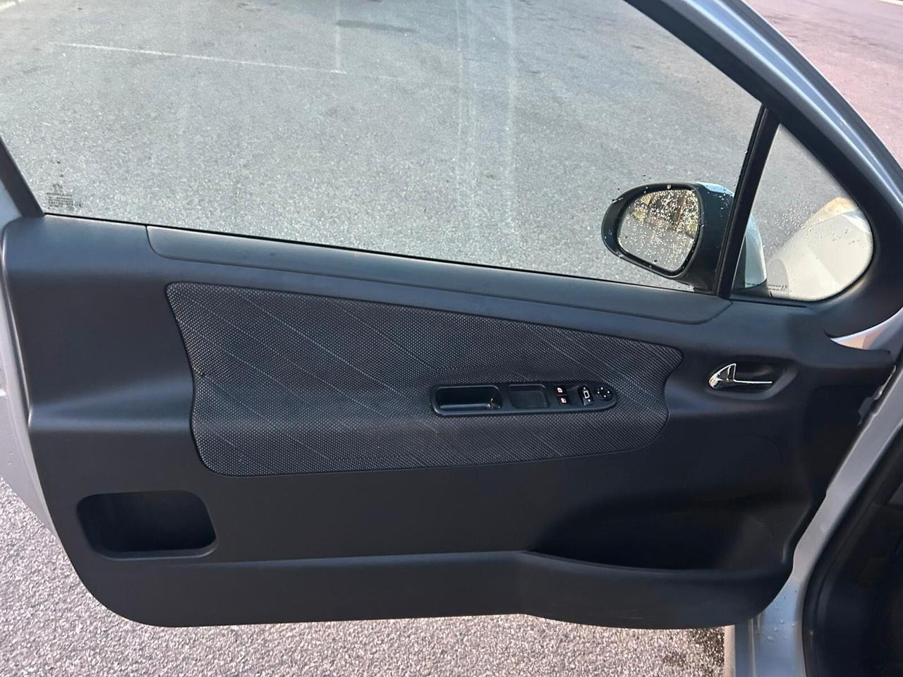 Peugeot 207 1.4 VTi 128000 km pari al nuovo unico proprietario