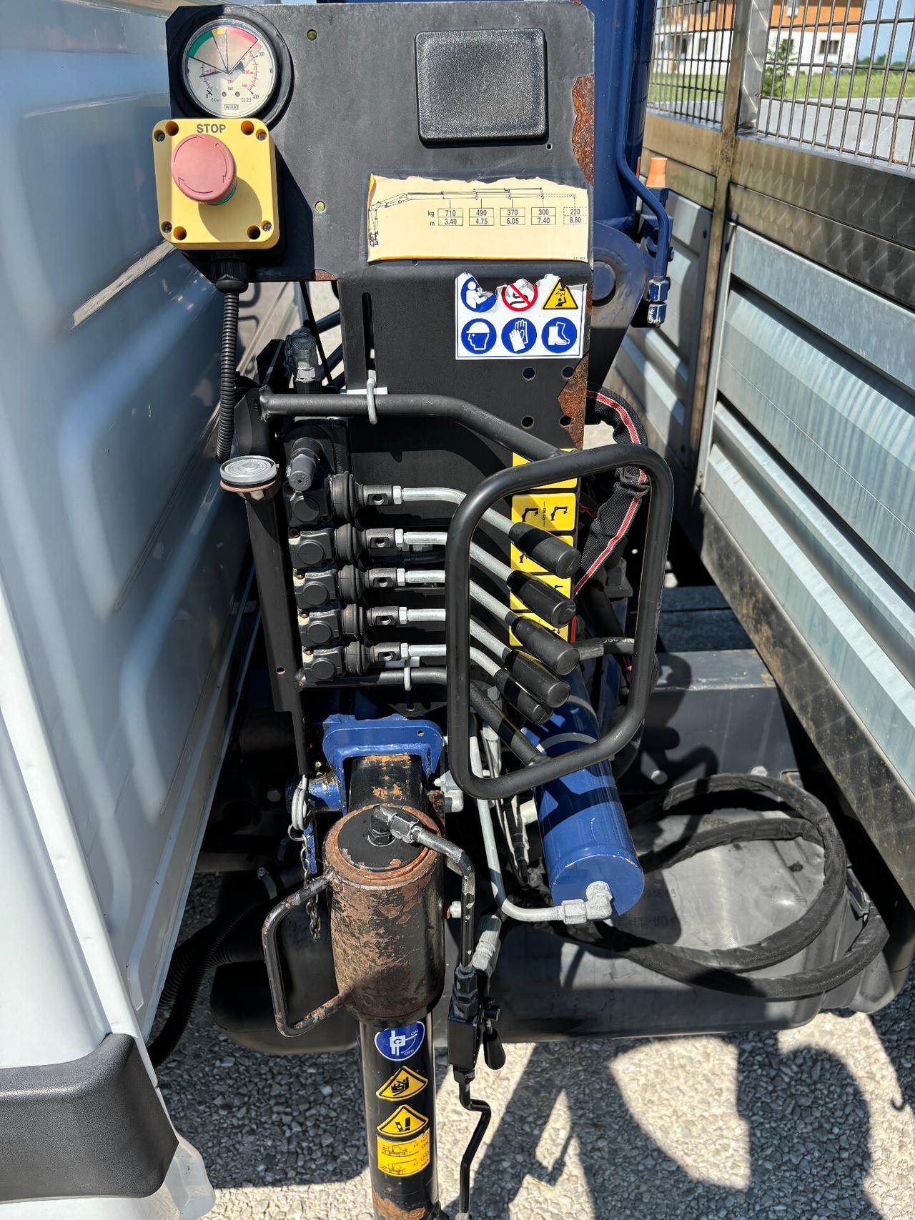 Iveco Daily 35C15 cassonato con gru amco veba V 803