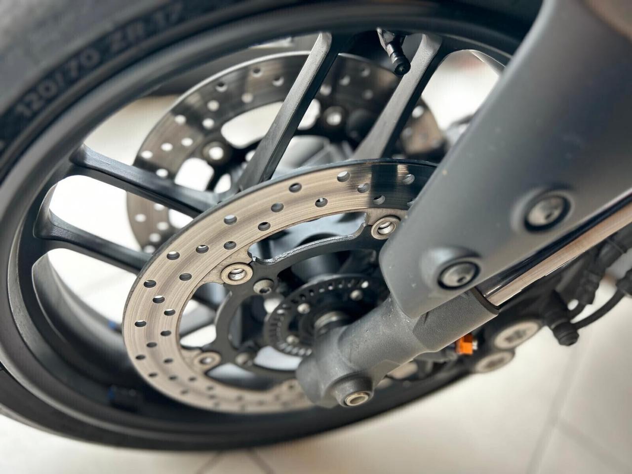 Yamaha MT-09 SP AKRAPOVIC CARBO OHLINS