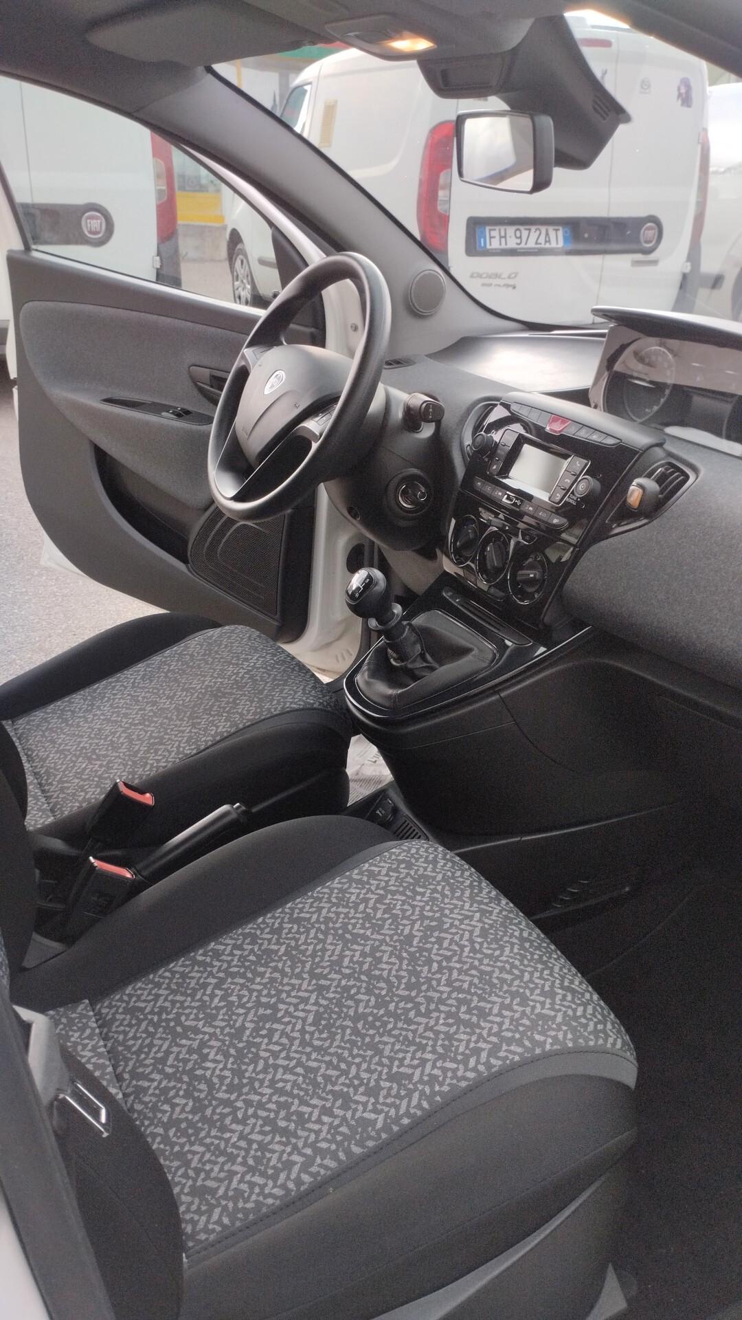 Lancia Ypsilon 1.2 69 CV 5 porte GPL Alberta Ferretti