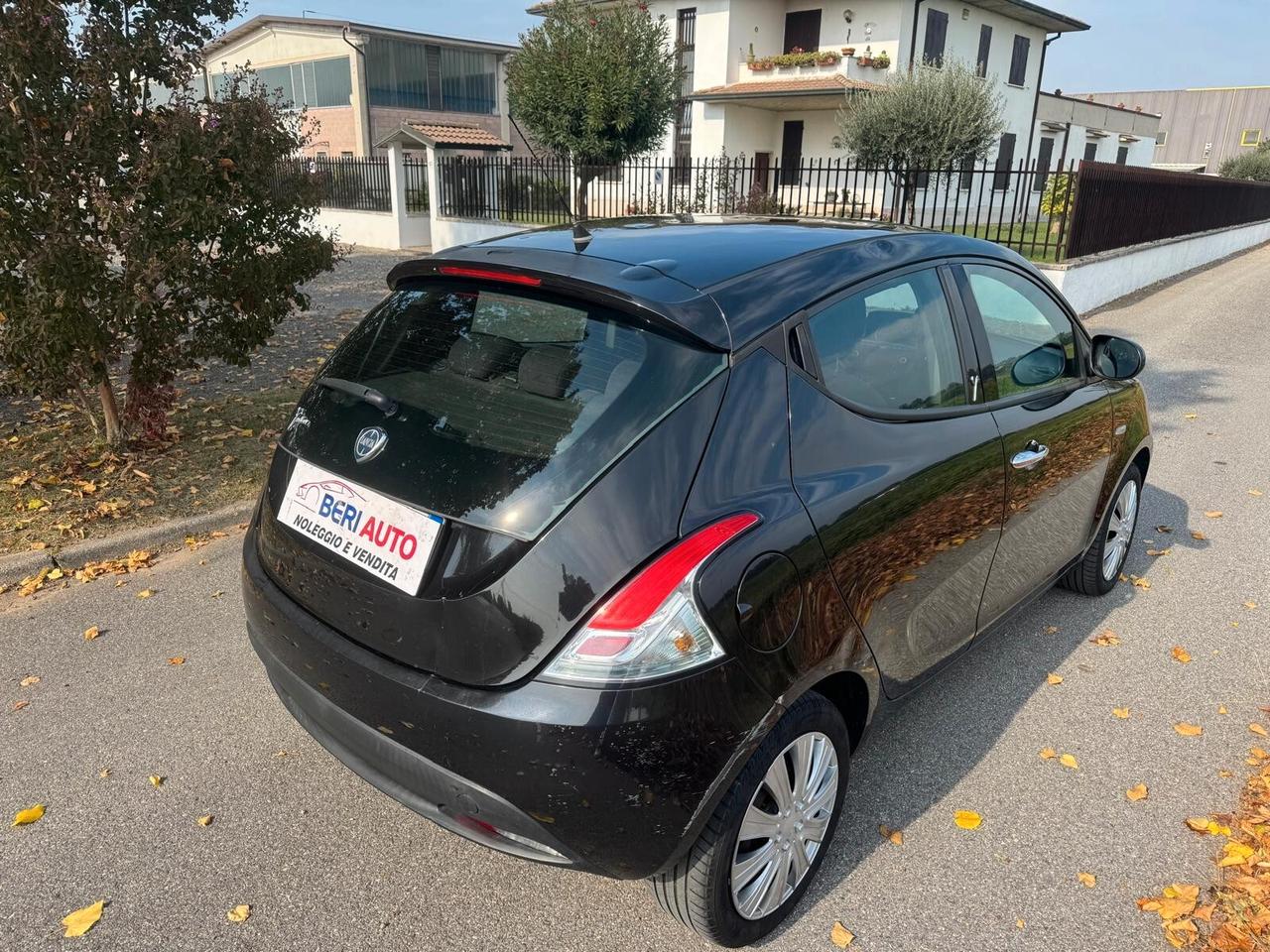 Lancia Ypsilon grandinata