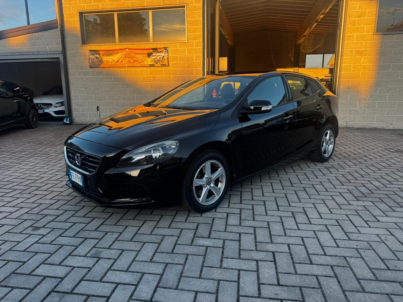 Volvo V40 D2 R-design Momentum