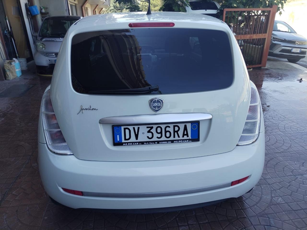 Lancia Ypsilon 1.3 MJT 75 CV Versus